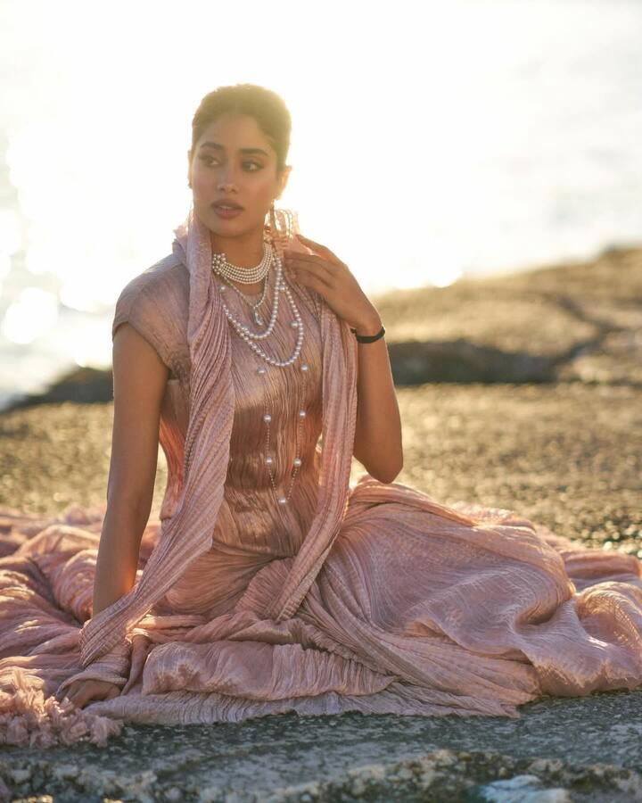 Jahnavi's look has been completed by Pearl Jewelery. Seeing his photos, people have remembered Sridevi. People are not losing their eyes from these photos.