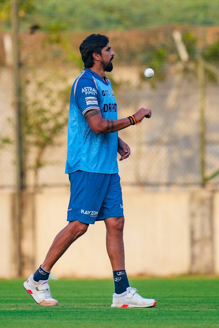 Ishant Sharma's video is going viral on social media. In which he has to choose one of the two players, which he thinks is better than the other.