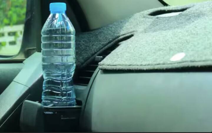 ਕੀ ਤੁਸੀਂ ਜਾਣਦੇ ਹੋ ਕਿ ਕਾਰ ਵਿੱਚ ਪਾਣੀ ਦੀ ਬੋਤਲ ਰੱਖਣਾ ਤੁਹਾਡੇ ਲਈ ਬਹੁਤ ਖ਼ਤਰਨਾਕ ਹੋ ਸਕਦਾ ਹੈ। ਕਾਰ ਵਿੱਚ ਪਾਣੀ ਦੀ ਬੋਤਲ ਰੱਖਣਾ ਕਿਉਂ ਖ਼ਤਰਨਾਕ ਹੈ? ਇਸ ਪਿੱਛੇ ਕੀ ਕਾਰਨ ਹੈ? ਆਓ ਤੁਹਾਨੂੰ ਪੂਰੀ ਜਾਣਕਾਰੀ ਦਿੰਦੇ ਹਾਂ।