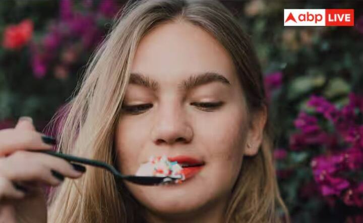 ਕੀ ਤੁਸੀਂ ਜਾਣਦੇ ਹੋ ਕਿ ਕਿੰਨੀ ਮਿਠਾਈ ਖਾਣੀ ਚਾਹੀਦੀ ਹੈ ਤਾਂ ਜੋ ਇਸਦਾ ਸਾਡੀ ਸਿਹਤ 'ਤੇ ਕੋਈ ਮਾੜਾ ਪ੍ਰਭਾਵ ਨਾ ਪਵੇ ? ਸਿਹਤ ਮਾਹਿਰਾਂ ਦਾ ਕਹਿਣਾ ਹੈ ਕਿ ਖੰਡ ਸਿਹਤ ਲਈ ਬਹੁਤ ਹਾਨੀਕਾਰਕ ਹੈ। ਅਜਿਹੀ ਸਥਿਤੀ ਵਿੱਚ ਇਹ ਜ਼ਰੂਰੀ ਹੈ ਕਿ ਮਿਠਾਈਆਂ ਖਾਣ ਦੇ ਨਾਲ-ਨਾਲ, ਸਾਨੂੰ ਇਹ ਵੀ ਜਾਣਨਾ ਚਾਹੀਦਾ ਹੈ ਕਿ ਸਾਡੇ ਸਰੀਰ ਲਈ ਕਿੰਨੀ ਖੰਡ ਦਾ ਸੇਵਨ ਕਰਨਾ ਸਹੀ ਹੈ।