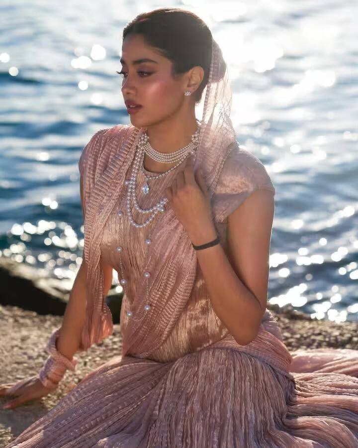 जान्हवीनं टिश्यू स्कर्टसोबत कॉर्सेट वेअर केलेला. तसेच, तिनं दुपट्टा स्टाईल करून आपलं डोकं झाकलेलं.