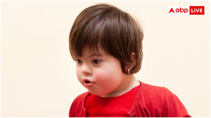 कई रिसर्च में यह भी पता लगा है कि स्मार्ट मीडिया यानी स्मार्टफोन, टैबलेट, टीवी के ज्यादा इस्तेमाल का कनेक्शन भाषा विकास में देरी से होता है. एक सिस्टमैटिक रिव्यू में पाया गया कि बच्चों का स्क्रीन टाइम बढ़ने से उनकी अभिव्यक्ति (expressive language) और शब्दावली पर नेगेटिव इम्पैक्ट पड़ता है.