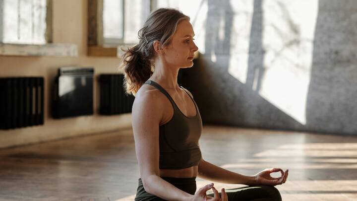 Start Early: Set yourself up for meditation in the early morning. In the quiet early morning moments, few distractions are found, so this is the perfect time to just sit in a serene atmosphere. Meditate first thing in the morning to end on a note of calmness and clarity.  (Image Source: Canva)