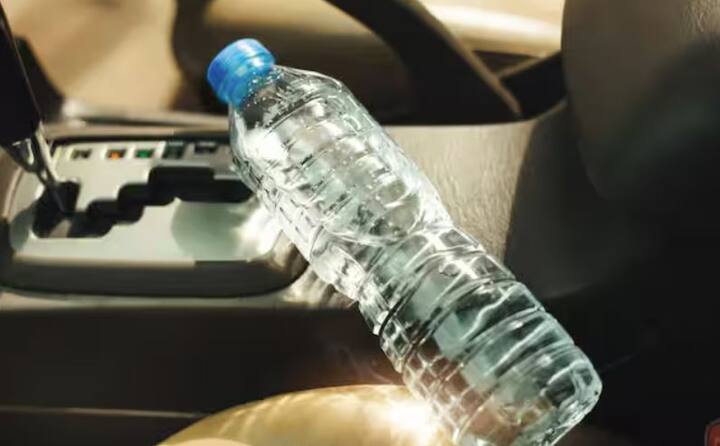 ਦਰਅਸਲ, ਗਰਮੀਆਂ ਦੇ ਮੌਸਮ ਵਿੱਚ ਕਾਰ ਦੇ ਅੰਦਰ ਪਲਾਸਟਿਕ ਦੀਆਂ ਬੋਤਲਾਂ ਵਿੱਚ ਭਰਿਆ ਪਾਣੀ ਤੁਹਾਡੇ ਲਈ ਘਾਤਕ ਸਾਬਤ ਹੋ ਸਕਦਾ ਹੈ। ਇਹ ਇਸ ਲਈ ਹੈ ਕਿਉਂਕਿ ਅੰਦਰ ਰੱਖੀ ਪਾਣੀ ਦੀ ਬੋਤਲ ਧੁੱਪ ਵਿੱਚ ਪਏ ਰਹਿਣ ਹੋਣ ਤੋਂ ਬਾਅਦ ਬਹੁਤ ਗਰਮ ਹੋ ਜਾਂਦੀ ਹੈ। ਇਸ ਲਈ ਇਸ ਵਿੱਚੋਂ ਹਾਨੀਕਾਰਕ ਰਸਾਇਣ ਨਿਕਲਦੇ ਹਨ। ਜੋ ਪਾਣੀ ਵਿੱਚ ਘੁਲ ਜਾਂਦੇ ਹਨ ਅਤੇ ਸਰੀਰ ਵਿੱਚ ਦਾਖਲ ਹੁੰਦੇ ਹਨ।
