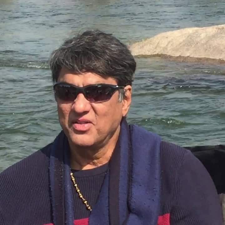 मुकेश खन्ना ने बताया था- 'मेरे एक दोस्त ने 8 लाख रुपये लगाए थे और वो 50 परसेंट का पार्टनर बन गया था.' उन्होंने आगे कहा, 'मैंने सोचा शो के लिए सब मेहनत मेरी है और आधा प्रॉफिट इसको चला जाएगा. उसके बाद मैंने अंबू मुरारका से 75 लाख रुपये उधार लिए थे.'