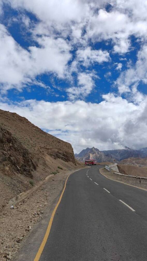 कहां है दुनिया की सबसे ऊंची सड़क