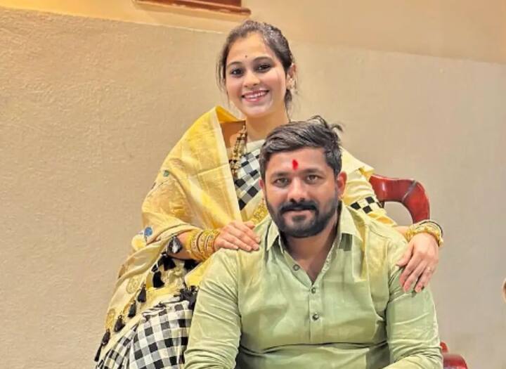 अजित पवारांच्या राष्ट्रवादी काँग्रेस पक्षाचे मुळशी तालुका अध्यक्ष राजेंद्र हगवणेंच्या लहान सुनेने आत्महत्या केली. वैष्णवी यांनी राहत्या घरात गळफास घेतल्याने खळबळ उडाली आहे.  आता सदर घटनेबाबत धक्कादायक माहिती समोर येत आहे. तसेच वैष्णवीला हुंड्यात काय काय दिलं?, याची यादीच वैष्णवीच्या वडिलांनी मांडली आहे.