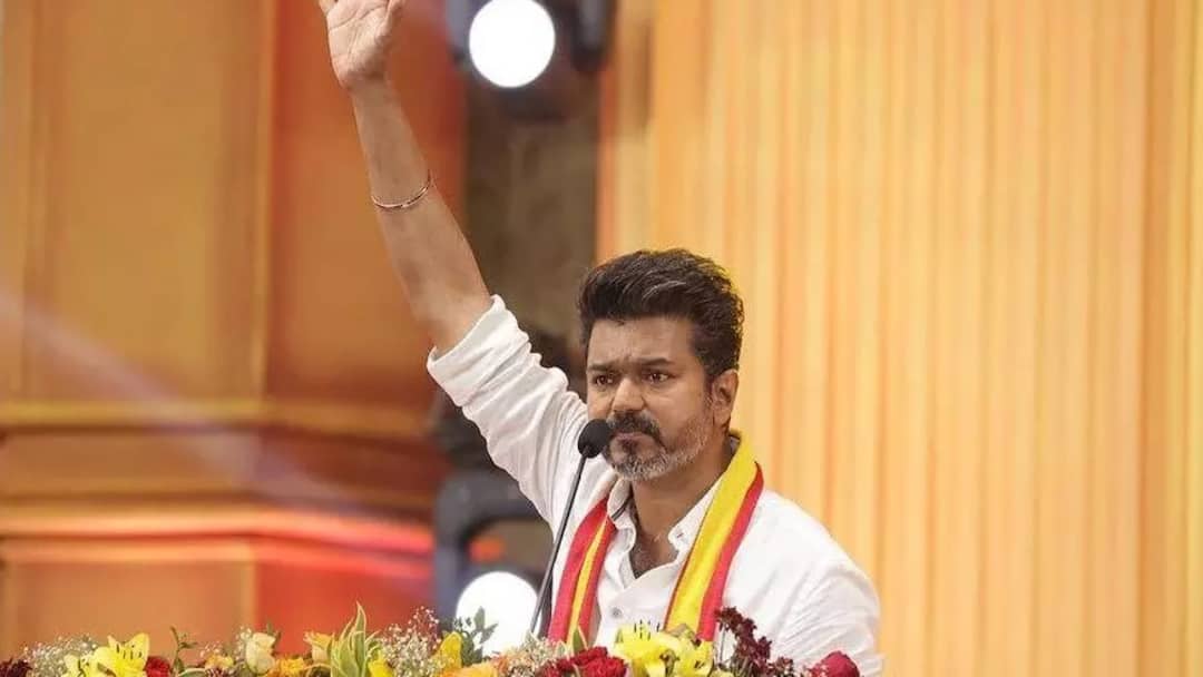 TVK Vijay Slams TN Police Attacking TVK Cadres Helping Vyasarpadi Fire Break Out Area ”காவல்துறையின் அராஜக போக்கு! இது தான் மகளிருக்கான ஆட்சியா?” - கொதித்தெழுந்த விஜய்