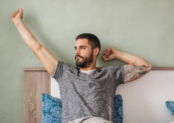 सुबह जल्दी उठने की आदत डालें: सुबह सूरज के साथ उठने वालों की सेहत हमेशा चुस्त रहती है. जल्दी उठने से शरीर में एनर्जी बनी रहती है, माइंड फ्रेश रहता है और पाचन भी बेहतर होता है. सूरज की पहली किरण आपके शरीर में विटामिन D का स्त्रोत बनती है, जो हड्डियों के लिए जरूरी है.