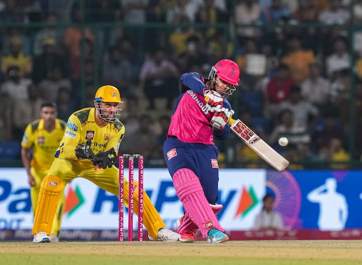 14 -वर्ष के बल्लेबाज ने राजस्थान वैभव सूर्यवंशी खोलने के लिए इस साल आईपीएल पर हावी है। उन्होंने इस सीजन में पावर गेम में 70 गेंदें खेलीं। इस दौरान, उन्होंने 14 छह मारे।
