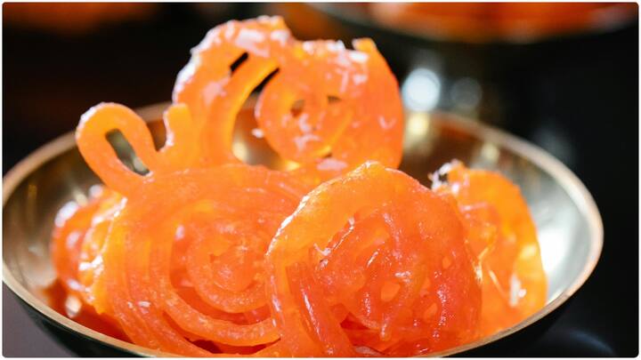 చాలామంది జిలేబీలను ఇష్టంగా తింటారు. అయితే వీటిని ఎక్కువ మోతాదులో కాకుండా సరైన మోతాదులో తీసుకుంటే ఆరోగ్యానికి మంచిదని చెప్తుంది ఆయుర్వేదం. (Image Source : Pexels)