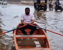 पहिल्याच पावसात पुण्यातील रस्ते तुंबले, शरद पवार गटाच्या नेत्याचं साचलेल्या पाण्यात होडी आंदोलन