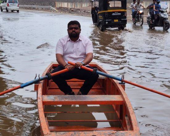हवामान  विभागानं वर्तवलेल्या अंदाजानुसार पुण्यात मुसळधार पाऊस झाला आहे.