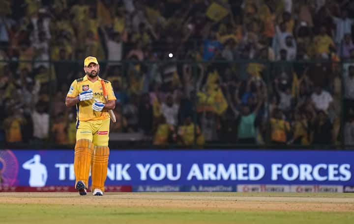 धोनी को कप्तानी मिलने से पहले टीम 5 मैचों में से चार मैच गंवा चुकी थी. वो 9वें पायदान पर थे. सभी को उम्मीद थी कि धोनी की कप्तानी में टीम अच्छा करेगी. हालांकि ऐसा नहीं हुआ. धोनी कप्तान के रूप में इस सीजन में फैंस के उम्मीदों पर खरे नहीं उतर पाए.