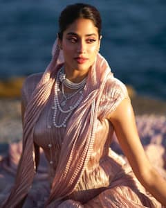 Janhvi Kapoor: సంద్రం ఒడ్డున జాన్వీ కపూర్ మెరిసే సొబగులు - అందాల తార నేలకు దిగి వచ్చేసిందిగా..
