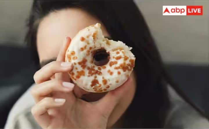 ਵਾਰ-ਵਾਰ ਪਿਸ਼ਾਬ ਆਉਣਾ, ਬਹੁਤ ਜ਼ਿਆਦਾ ਪਿਆਸ, ਬਹੁਤ ਜ਼ਿਆਦਾ ਭੁੱਖ, ਭਾਰ ਘਟਣਾ, ਥਕਾਵਟ, ਧੁੰਦਲੀ ਨਜ਼ਰ, ਜ਼ਖ਼ਮ ਭਰਨ ਵਿੱਚ ਦੇਰੀ, ਚਮੜੀ ਦੀ ਲਾਗ, ਸਰੀਰ ਕੰਬਣਾ, ਪਸੀਨਾ ਆਉਣਾ, ਦਿਲ ਦੀ ਧੜਕਣ ਵਧਣਾ, , ਗੁਪਤ ਅੰਗਾਂ ਵਿੱਚ ਖੁਜਲੀ ਅਤੇ ਇਨਫੈਕਸ਼ਨ ਵਧੀ ਹੋਈ ਸ਼ੂਗਰ ਦੇ ਲੱਛਣ ਹਨ।