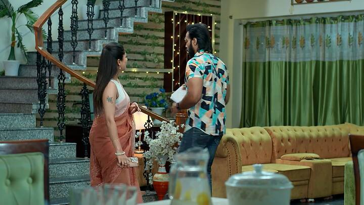 ఏదోలా వరసలు బయపెట్టాలని రుద్రాణి ప్లాన్ చేస్తుంది..ఇంతలో రాజ్ రావడంతో చేతిలో లెటర్ చూసి ఏంటది అని అడుగుతుంది. మీకెందుకు అంటాడు. కావ్య ఎవరో బయటపెట్టాలని ఏవేవో మాట్లాడుతుంది. అర్జెంట్ పని ఉందని వెళ్లిపోతాడు రాజ్