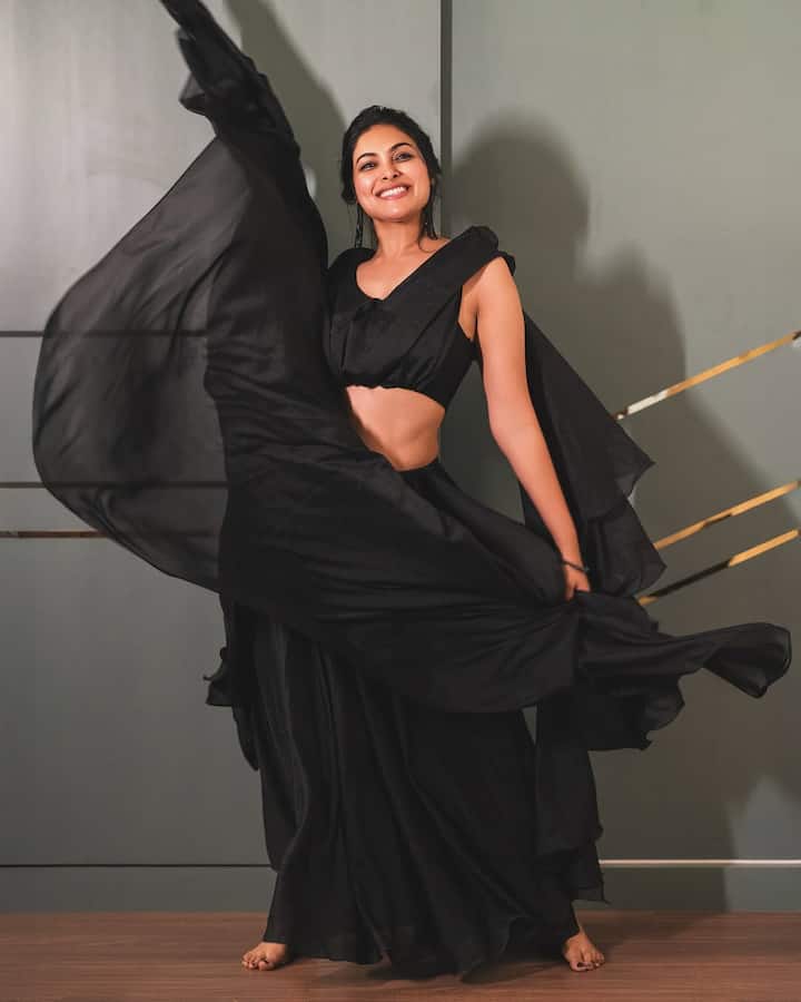 ట్రెడిషనల్, ట్రెండీ, హాట్, వర్కౌట్స్ ఇలా డిఫరెంట్ పిక్స్ షేర్ చేస్తుంటుంది దివి