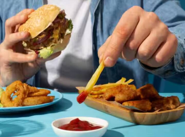 ਜੰਕ ਫੂਡ ਤੋਂ ਦੂਰ ਰਹੋ: ਬਹੁਤ ਜ਼ਿਆਦਾ ਤੇਲ ਵਾਲਾ, ਮਸਾਲੇਦਾਰ ਅਤੇ ਬਾਹਰਲਾ ਭੋਜਨ ਕਈ ਬਿਮਾਰੀਆਂ ਦੀ ਜੜ੍ਹ ਹੈ। ਹਰ ਰੋਜ਼ ਇੱਕ ਸੰਤੁਲਿਤ, ਘਰ ਵਿੱਚ ਬਣਿਆ ਭੋਜਨ ਖਾਣਾ ਸਿਹਤ ਲਈ ਅੰਮ੍ਰਿਤ ਹੈ। ਇਸ ਨਾਲ ਪੇਟ ਸਿਹਤਮੰਦ ਰਹਿੰਦਾ ਹੈ ਅਤੇ ਊਰਜਾ ਵੀ ਬਣੀ ਰਹਿੰਦੀ ਹੈ।