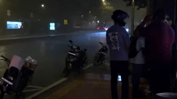 उत्तर भारत के कई राज्यों में बुधवार (21 मई, 2025) को मौसम ने अचानक करवट ली. एक ओर जहां बारिश होने से लोगों को गर्मी से राहत मिली तो वहीं दूसरी तरफ सड़क और हवाई यातायात भी प्रभावित हुआ.