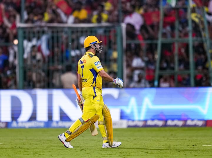 धोनी ने कप्तानी के साथ-साथ अपनी बल्लेबाजी से भी सभी को निराश किया. धोनी ने 13 मैचों में 24.15 की औसत 196 रन बनाए. इस दौरान उनका स्ट्राइक रेट 135.18 का रहा.
