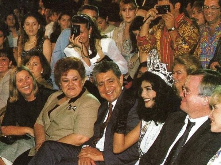 सुष्मिताने त्यावेळचे अनेक फोटो शेअर केले आहेत. ज्यामध्ये ती क्राऊन घातलेली दिसत आहे