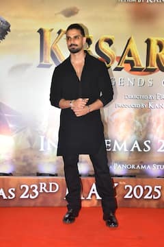 Kesari Veer Screening: गोल्डन लहंगे में छाईं आकांक्षा शर्मा, सूरज पंचोली ने फैमिली संग दिया पोज, देखें फोटोज