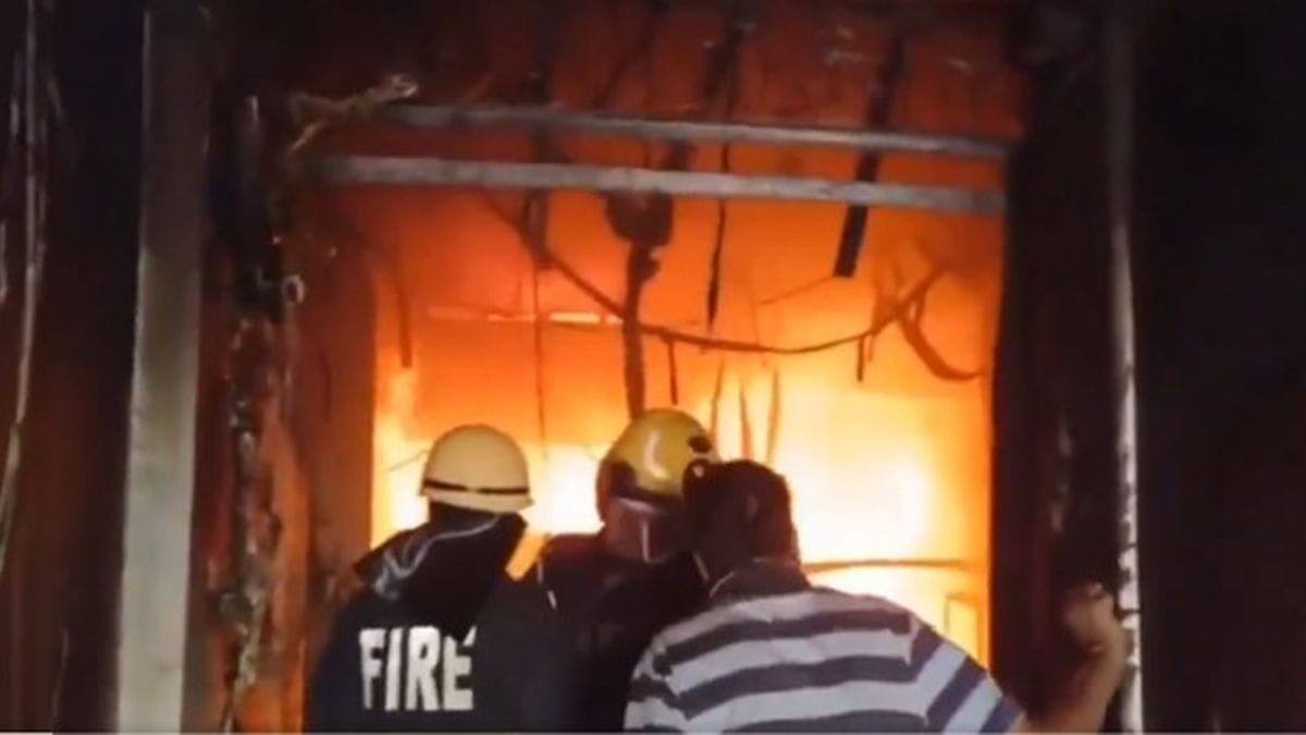 Konaseema Fire Accident: బాణసంచా తయారీ కేంద్రంలో పేలుడుతో ఆరుగురి దుర్మరణం, కోనసీమలో తీవ్ర విషాదం