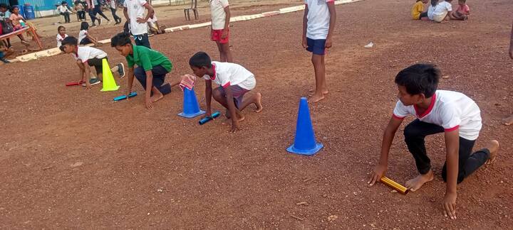 स्थानिक पोलिस अधिकाऱ्यांसोबत संवादात्मक सत्र हे शिबिराचे विशेष आकर्षण होते. ह्या सत्रात पोलीस अधिकाऱ्यांनी विद्यार्थ्यांना कायदा अंमलबजावणी क्षेत्रातील करिअर संधी, पोलिस विभागाचे कामकाज, महाराष्ट्र लोकसेवा आयोग आणि पोलिस भरती परीक्षांच्या तयारी संदर्भात मार्गदर्शन करून प्रेरित केले. याव्यतिरिक्त, लॉयड्स मेटल्सच्या वरिष्ठ अधिकाऱ्यांनी कंपनी तसेच इतर क्षेत्रांमधील करिअर संधींबद्दल शिबिरार्थींना मार्गदर्शन केले.