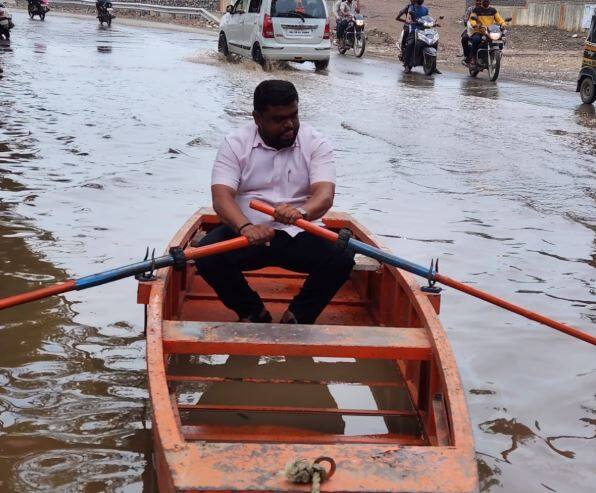राज्याच्या विविध भागात जोरदार पाऊस झाला आहे.  पहिल्याच पावसात पुण्यातील रस्ते तुंबले, शरद पवार गटाच्या नेत्याचं साचलेल्या पाण्यात होडी आंदोलन केलं आहे.