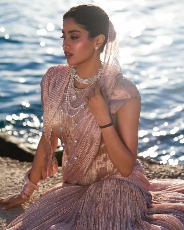 बता दें जाह्नवी के साथ ईशान खट्टर और विशाल जेठवा भी पहुंचे हैं. जाह्नवी की फिल्म होमाबाउंड का कांस फिल्म फेस्टिवल में प्रीमियर होने वाला है.