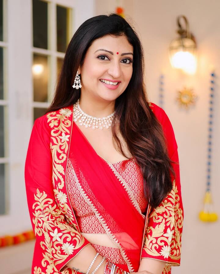 कुमकुम प्यारा सा बंधन सीरियल में प्यारी सी बहू की भूमिका निभाने वाली जूही परमार का लुक काफी बदल चुका है.