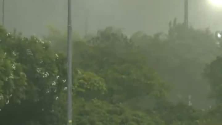 दिल्ली में आंधी तूफान के कारण तापमान में 14 डिग्री सेल्सियस की गिरावट दर्ज की गई. मौसम विभाग के अनुसार तापमान 37 डिग्री से गिरकर 23 डिग्री सेल्सियस पर पहुंच गया.