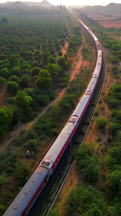 धुक्याच्या कुशीतून धबधब्यांतुन पावसाळ्यात 'या' रेल्वेमार्गावर करा प्रवास!