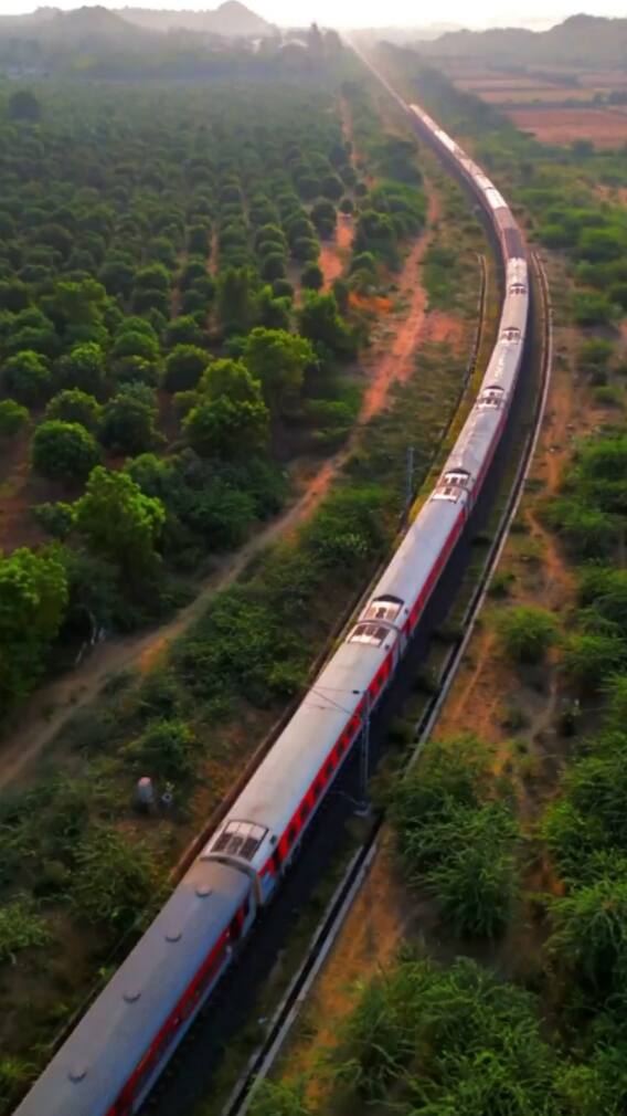 धुक्याच्या कुशीतून धबधब्यांतुन पावसाळ्यात 'या' रेल्वेमार्गावर करा प्रवास!