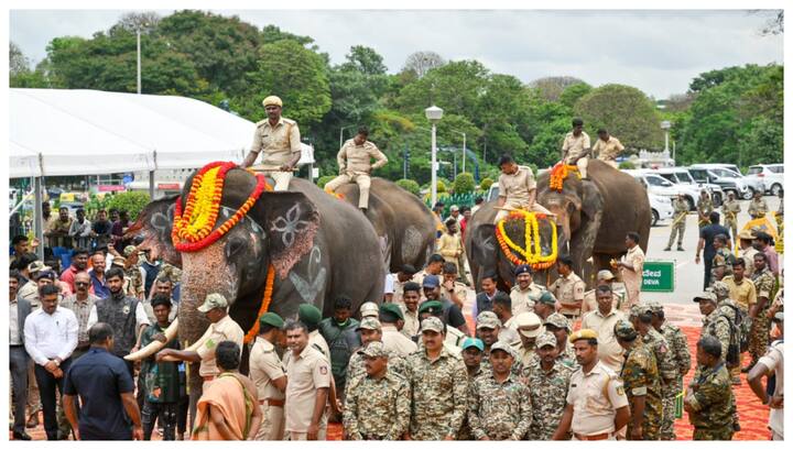 Andhra Pradesh: 4 కుంకీ ఏనుగులను ఆంధ్రప్రదేశ్ ప్రభుత్వానికి కర్ణాటక అప్పగించింది. డిప్యూటీ సీఎం పవన్ కల్యాణ్ సమక్షంలో గజరాజులను ఇచ్చారు. ఈ సందర్భంగా మాట్లాడిన పవన్... వాటి సంరక్షణ బాధ్యత తనదేనన్నారు.