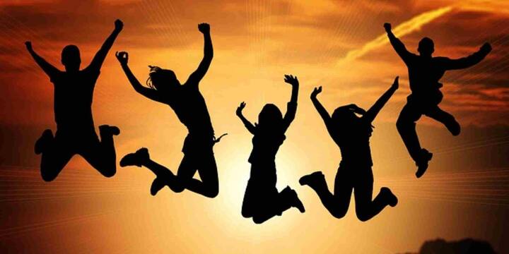 AI ने इस सवाल का जवाब देते हुए सबसे पहले स्पष्ट किया कि इंसान का भविष्य पूरी तरह हमारे आज के फैसलों और तकनीकी उपयोग पर निर्भर करता है. अगर मौजूदा समय में हम प्रकृति के साथ तालमेल बनाकर, तकनीक को जिम्मेदारी से इस्तेमाल करें तो आने वाले 50 सालों में भी मानव सभ्यता न सिर्फ बचेगी, बल्कि और भी विकसित होगी.