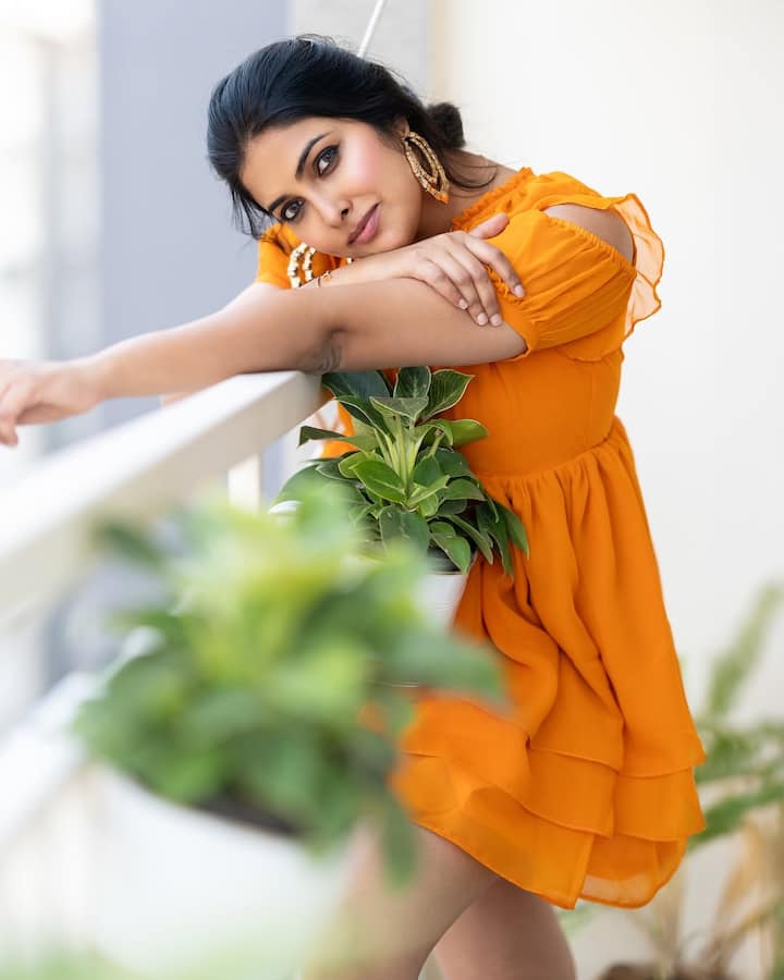 సోషల్ మీడియాలో యాక్టివ్ గా ఉండే దివి లేటెస్ట్ గా ఎల్లో ఫ్రాక్ తో ఉన్న ఫొటోస్ షేర్ చేసింది