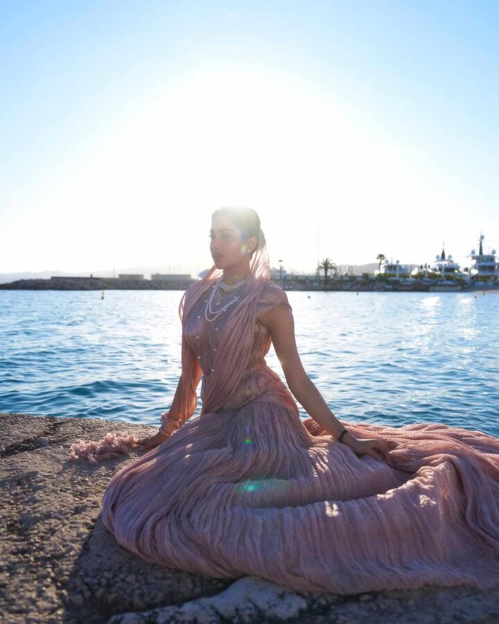 Jahnavi is wearing a designed outfit designed by Tarun Tehlani. His look is being praised on social media. This is Jahnavi's tribute for his mother.