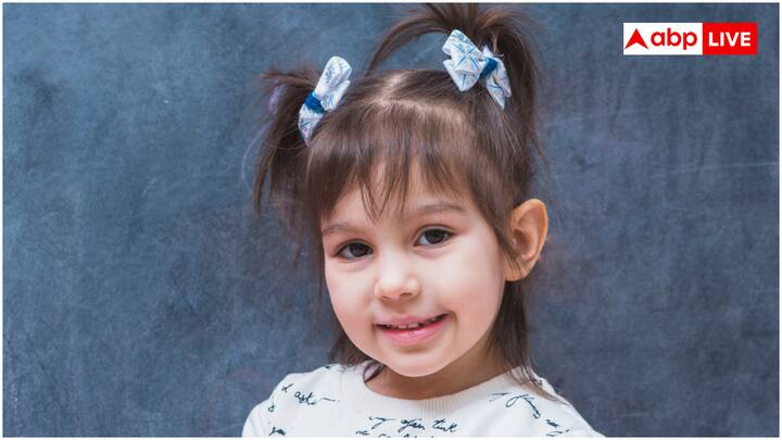 तीन साल की उम्र में अगर आपका बच्चा ठीक से नहीं बोल पा रहा है तो जरूरी नहीं कि यह गंभीर समस्या हो. रिसर्च में सामने आया है कि दो साल तक के 10 से 20 फीसदी बच्चे भाषा विकास में देरी दिखाते हैं, लेकिन इनमें से अधिकांश तीन साल की उम्र तक अपने साथियों के बराबर आ जाते हैं.