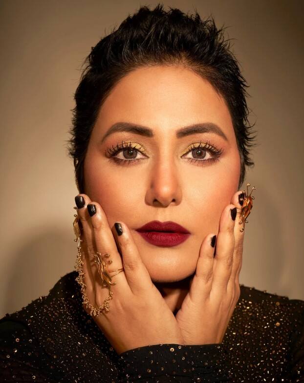 ਫੋਟੋ ਵਿੱਚ, ਉਹ ਇੱਕ ਨਾਈਟ ਡਰੈੱਸ ਵਿੱਚ ਦਿਖਾਈ ਦੇ ਰਹੀ ਹੈ। ਅਦਾਕਾਰਾ ਨੇ ਬੁਰੀ ਨਜ਼ਰ ਤੋਂ ਬਚਣ ਲਈ ਆਪਣੇ ਹੱਥ ਵਿੱਚ ਇੱਕ ਬਰੇਸਲੇਟ ਪਾਇਆ ਹੋਇਆ ਹੈ। ਇਸ ਫੋਟੋ ਵਿੱਚ, ਹਿਨਾ ਨੇ ਪ੍ਰਸ਼ੰਸਕਾਂ ਨੂੰ ਆਪਣਾ ਨੈਚੁਰਲ ਲੁੱਕ ਦਿਖਾਇਆ ਹੈ।