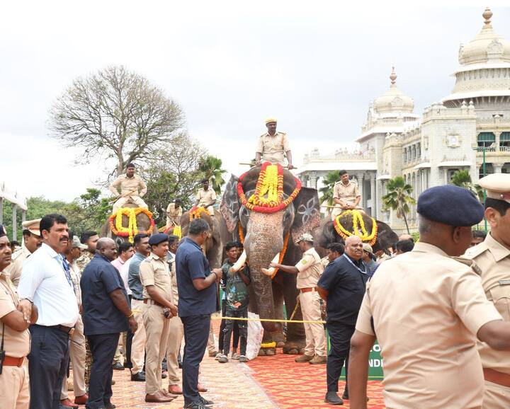 బుధవారం బెంగళూరులోని కర్ణాటక విధాన సౌధ వద్ద ఏర్పాటు చేసిన ప్రత్యేక కార్యక్రమంలో ఆ రాష్ట్ర ముఖ్యమంత్రి సిద్ధరామయ్య, ఉప ముఖ్యమంత్రి డి.కె. శివకుమార్, అటవీ పర్యావరణ శాఖ మంత్రి ఈశ్వర్ ఖండ్రే కుంకీ ఏనుగులను ఏపీ ఉప ముఖ్యమంత్రి, అటవీ పర్యావరణశాఖ మంతిర పవన్ కళ్యాణ్ సమక్షంలో అటవీ అధికారులకు అందించారు.