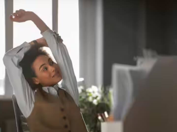 ਦਫ਼ਤਰੀ ਕੰਮਾਂ ਵਿਚਕਾਰ ਆਰਾਮ ਕਰਨਾ: ਸਾਰਾ ਦਿਨ ਦਫ਼ਤਰੀ ਕੰਮ ਕਰਕੇ ਥੱਕਣ ਦੀ ਬਜਾਏ, ਸਰੀਰ ਲਈ ਸਮੇਂ-ਸਮੇਂ 'ਤੇ ਆਰਾਮ ਕਰਨਾ ਜ਼ਰੂਰੀ ਹੈ। ਇਸਦਾ ਮਤਲਬ ਹੈ ਕਿ ਲਗਾਤਾਰ ਕੰਮ ਕਰਨ ਨਾਲ ਸਮੱਸਿਆਵਾਂ ਪੈਦਾ ਹੋ ਸਕਦੀਆਂ ਹਨ।