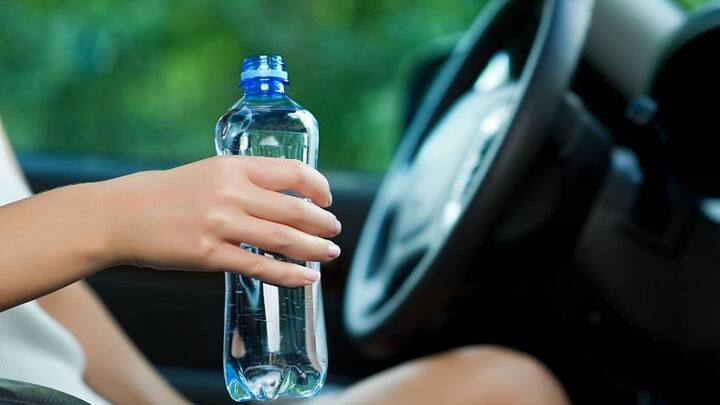 इसलिए या तो इस मौसम में अपनी गाड़ी में प्लास्टिक की पानी बोतल रखी ना छोड़ें या फिर गाड़ी के शीशे को सनसेट से ढक दें. या फिर आप स्टील की बोतल तो वहीं तांबे की बोतल का भी इस्तेमाल कर सकते हैं.