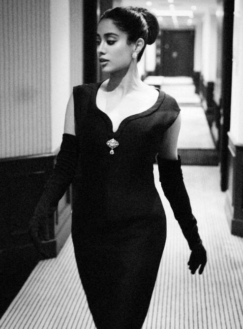 जाह्नवी कपूर ने 2025 के कान्स फिल्म फेस्टिवल में अपने तीसरे बड़े फैशन मोमेंट को एक ऐसे लुक के साथ कंप्लीट किया, जिसमें विंटेज हॉलीवुड ग्लैमर की झलक दिखी.