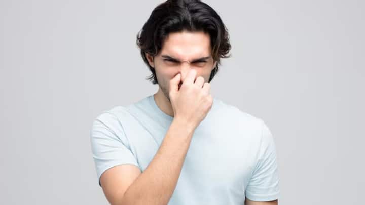 তীব্র যন্ত্রণায় কাতরালেও, শ্বাস নিতে যদিও কোনও সমস্যা হচ্ছিল না যুবকের। খাবার খেতে, গিলতেও সমস্যা হচ্ছিল না। কিন্তু আওয়াজ কর্কশ শোনাচ্ছিল।