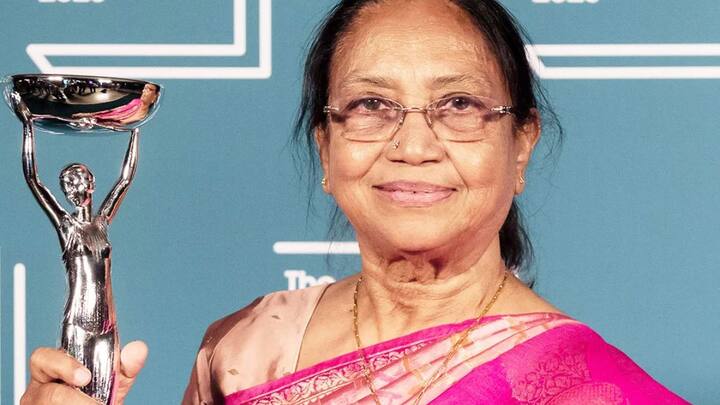 बुकर  विजेताला 57,49,560 रुपये ऐवढी रक्कम बक्षीस म्हणून दिली जाते. आणि प्रत्येक वर्षी 6 लेखकांना हा पुरस्कार दिला आहे.