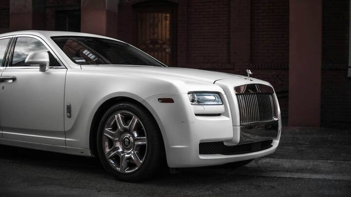 रॉल्स रॉयस की स्थापना 1904 में हुई थी. लग्जरी कार बनाने वाली ब्रिटिश कंपनी है, जिसने दुनियाभर में सबको दीवाना बना रखा है. यह लग्जरी कार दुनियाभर के अमीर लोगों जैसे मुकेश अंबानी, शाहरुख खान के पास है. 1921 में रोल्स रॉयस ने अपनी पहली कार रोल्स रॉयस 40/50 एचपी का निर्माण किया था.