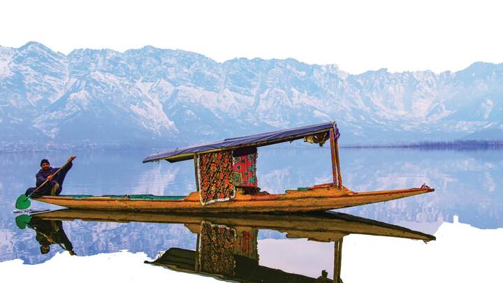 डल झील- यह झील अपने शांत पानी, हाउसबोट और शिकारा की सवारी के लिए मशहूर है. डल झील को कश्मीर का गहना कहा जाता है. यह झील चारों ओर से पहाड़ों से घिरी हुई है. यह जगह पर्यटन के लिए एक प्रमुख आकर्षण है. यहां पर शिकारा सवारी भी बहुत प्रसिद्ध है.