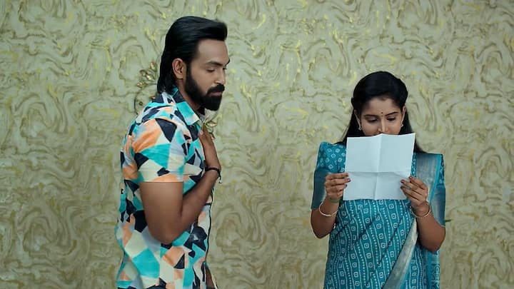 రాజ్ తీసుకొచ్చిన లవ్ లెటర్ చదివి కావ్య నవ్వుతుంది. చివర్లో కళ్యాణ్ సంతకం చూసి మీరు కాపీ కొట్టి తీసుకొచ్చారా అని మండిపడుతుంది.